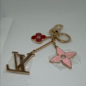 ❌ SOLD ❌ ✅ PRICE IS FIRM ✅ Fashion Pink and Gold Key Holder.